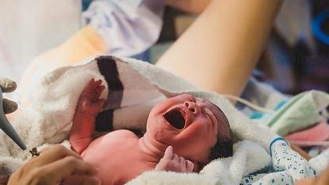 Γυναίκα με κορονοϊό γέννησε αγοράκι στο Αττικόν