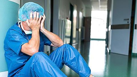 «Ζώντας κάθε μέρα την μέρα μηδέν»: η συγκλονιστική εξομολόγηση ενός ειδικευόμενου γιατρού