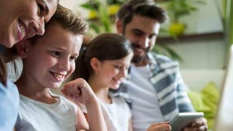 Σε καραντίνα με τα παιδιά: «βόλτες» που μπορούμε να κάνουμε χωρίς να βγούμε απ’ το σπίτι