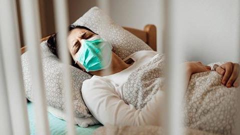 Κορονοϊός: Τα «ήπια» συμπτώματα δεν είναι τόσο αθώα και ανώδυνα όσο νομίζουμε