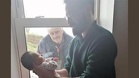 Παππούς συναντάει για πρώτη φορά το εγγόνι τον καιρό του κορονοϊού!