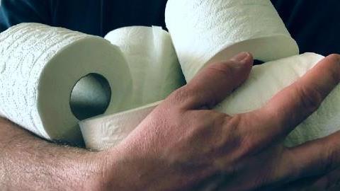 «Τελικά δεν χρειάζεται τόσο χαρτί υγείας!»: τι έμαθε ένας μπαμπάς όσο βρίσκεται σε καραντίνα