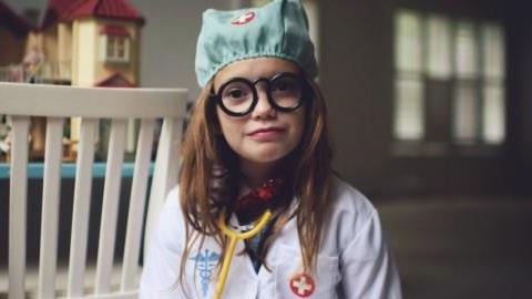 Οι γιατροί που παλεύουν με τον κορονοϊό είναι οι νέοι υπερήρωες των παιδιών μας