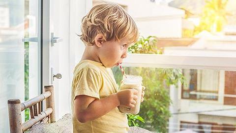 Πώς να αναπληρώσουν τα παιδιά την βιταμίνη D τώρα που δεν βγαίνουν στον ήλιο