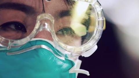 «Ήρωες, αλλά και γονείς...»: η μεγαλύτερη θυσία των εργαζόμενων στην υγεία