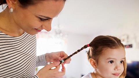 5 εύκολα χτενίσματα για να κάνετε στην κόρη σας στην καραντίνα!