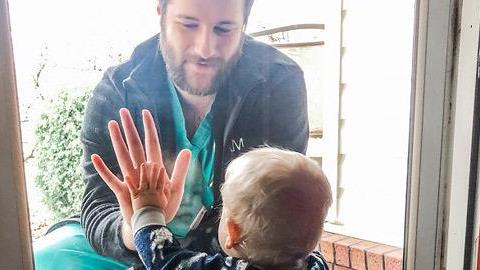 Γιατρός βλέπει τον γιο του να μπουσουλάει πρώτη φορά πίσω από ένα τζάμι...