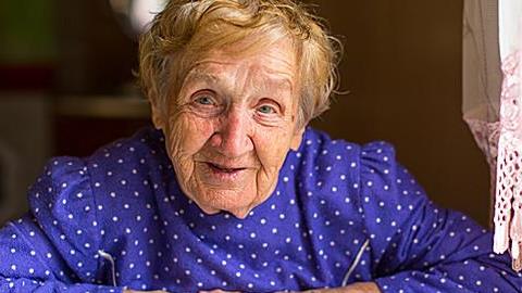 90χρονη με κορονοϊό δεν δέχτηκε αναπνευστήρα «για να σωθούν οι νεότεροι» και πέθανε