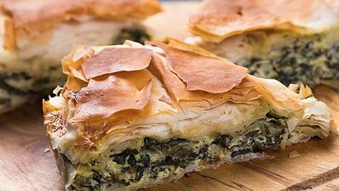 Πώς να φτιάξετε πεντανόστιμη σπανακόπιτα με σπιτικό φύλλο!
