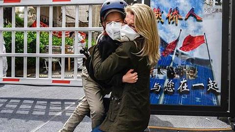 Μητέρα αγκαλιάζει το παιδάκι της μετά από 49 ημέρες στην καραντίνα και συγκινεί