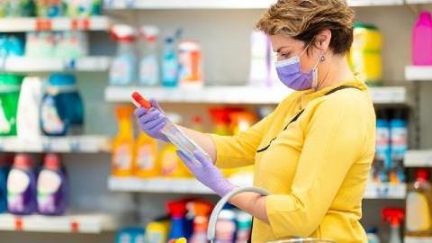 Κορoνοϊός: Πώς μπορεί να μολυνθούμε στο σουπερμάρκετ ακόμα και με γάντια