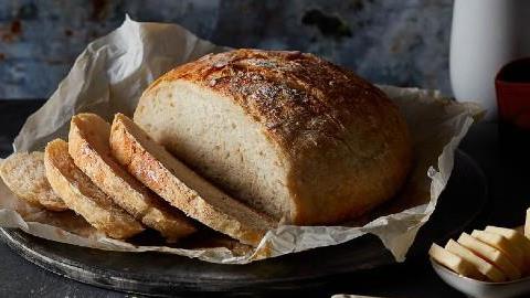 Ψωμί χωρίς ζύμωμα κι ακόμη 2 εύκολα ψωμιά για τις μέρες της καραντίνας