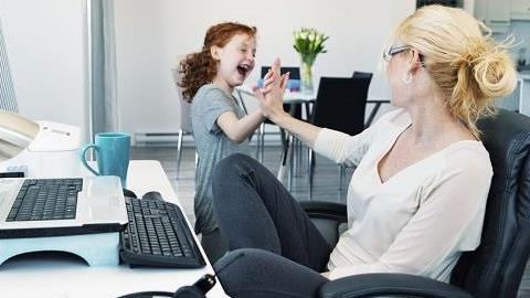 «Η μαμά μου άρχισε να δουλεύει από τι σπίτι και την αγκαλιάζω όσες φορές θέλω!»