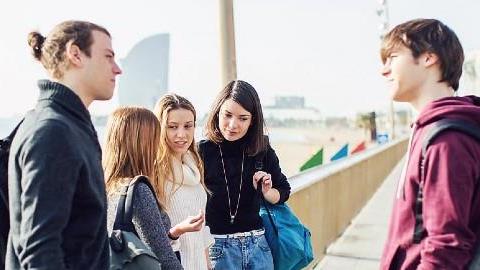 Το ανέκδοτο που έγινε viral: Δυο μαθητές από το 2200μ.Χ. μιλούν για την Ελλάδα του σήμερα