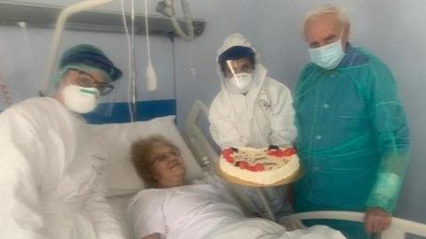 Ηλικιωμένοι με κορονοϊό γιόρτασαν 56 χρόνια γάμου στο νοσοκομείο