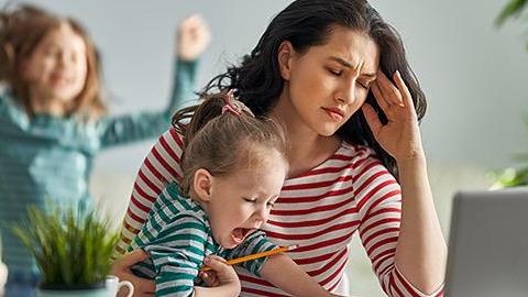 Πώς να απασχοληθούν τα παιδιά όσο εσείς δουλεύετε απ’ το σπίτι