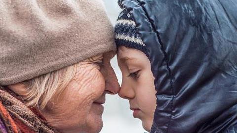 Να τους αγαπάτε τους ηλικιωμένους - κουβαλούν μια ολόκληρη ζωή