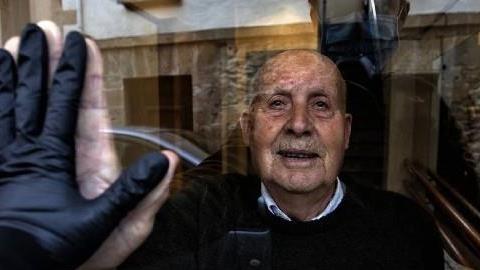 Ο στοργικός χαιρετισμός ενός εγγονού με τον παππού του που συγκινεί