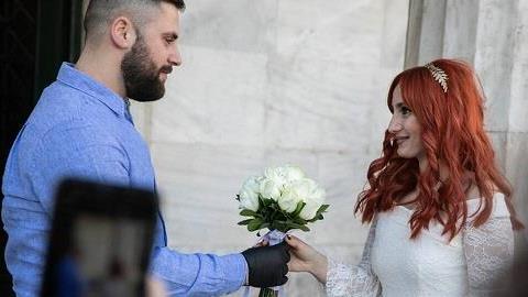 «Η ζωή συνεχίζεται...»: Γάμοι κι ευτυχισμένες στιγμές εν μέσω πανδημίας