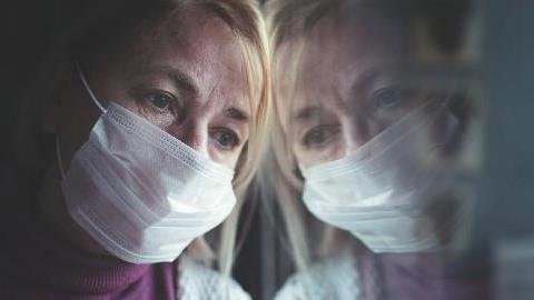 Πώς βιώνει την πανδημία μια γυναίκα με μικροβιοφοβία και τι μας συμβουλεύει