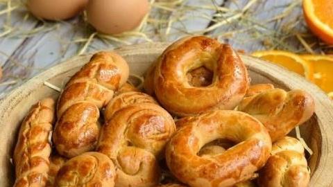 Πώς να φτιάξετε τα πιο αφράτα κουλουράκια της Μεγάλης Εβδομάδας 