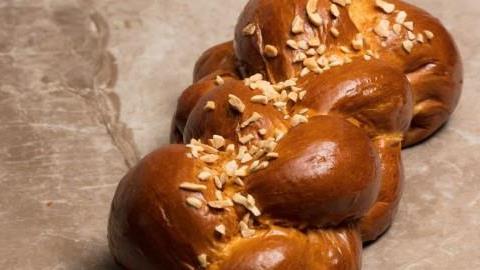 Αφράτα τσουρέκια χωρίς ζύμωμα για να φτιάξετε με τα παιδιά!