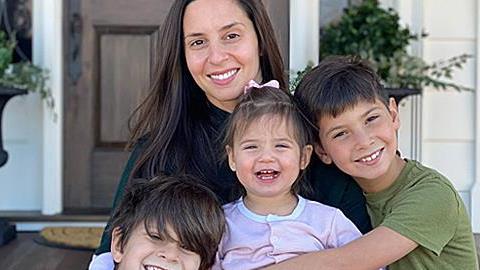 «Είμαι εργαζόμενη μητέρα 3 παιδιών κι αυτές είναι οι συμβουλές μου για την καραντίνα»