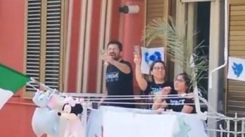 Ιταλία: γιόρτασαν το Πάσχα με ξέφρενο γλέντι στα μπαλκόνια!