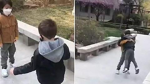 Δυο 4χρονοι φίλοι συναντιούνται ξανά μετά από 2 μήνες καραντίνας σ' ένα συγκινητικό βίντεο