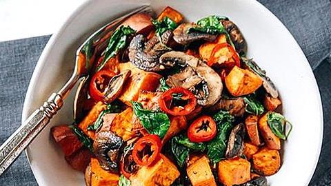 Σαλάτα με μανιτάρια και γλυκοπατάτα για το Πασχαλινό τραπέζι