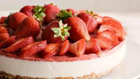 Γρήγορο τσιζκέικ με φρέσκιες φράουλες (χωρίς ψήσιμο)
