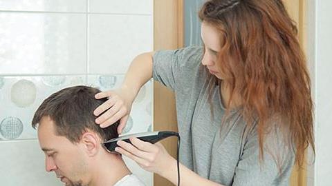 Πώς να κουρέψετε τον άντρα σας τώρα που τα κομμωτήρια είναι κλειστά!