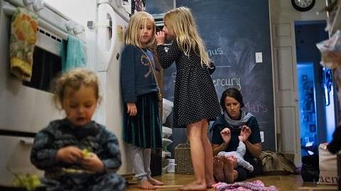 «Πραγματικοί ήρωες είναι οι γονείς που μένουν σε σπίτια 50 τμ με 2 ή 3 παιδιά»