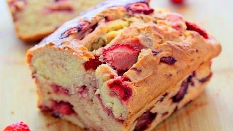 Συνταγές για παιδιά: αφράτο και πεντανόστιμο φραουλόψωμο