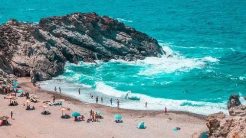 Αποφασισμένοι να κάνουν διακοπές οι μισοί Έλληνες παρά τις αντιξοότητες