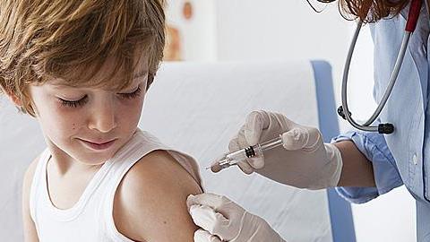 Μέχρι να νικηθεί ο κορονοϊός, ας προφυλάξουμε τα παιδιά απ’ τις ασθένειες που παραμονεύουν