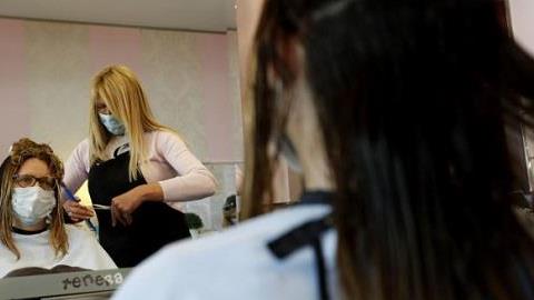 Άρση περιορισμών: Πού θα φοράμε μάσκα και πώς θα κουρευόμαστε από Δευτέρα