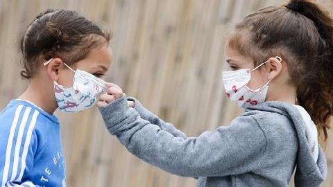 Ζωή με μάσκα: Το (μεγάλο!) μηνιαίο κόστος για μια οικογένεια και οι εναλλακτικές