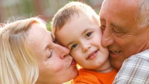 Η χώρα που επιτρέπει στα παιδιά να αγκαλιάζουν τους παππούδες τους