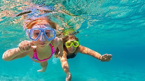 Οι ειδικοί απαντούν: υπάρχει περίπτωση μετάδοσης του κορονοϊού στη θάλασσα;