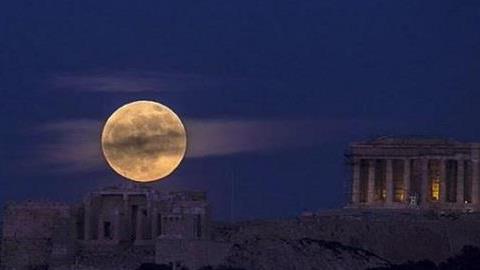 Απόψε η τελευταία υπερπανσέληνος του 2020 (πώς να τη δείτε αν έχει συννεφιά)