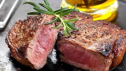 Ζουμερή μοσχαρίσια μπριζόλα με μαρινάδα από δεντρολίβανο