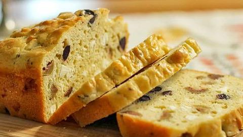 Τέλειο ελιόψωμο με φέτα και φρέσκα μυρωδικά!