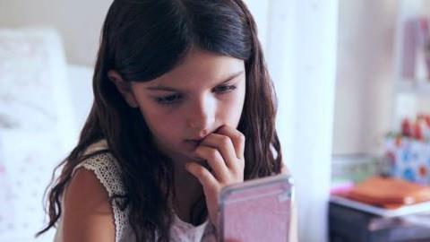 Μια γυναίκα που ξεσκεπάζει παιδόφιλους στο διαδίκτυο λέει τι πρέπει να προσέχουμε