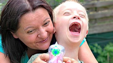 Δασκάλα υιοθέτησε μαθητή της με σύνδρομο Down όταν αυτός έχασε τη μαμά του