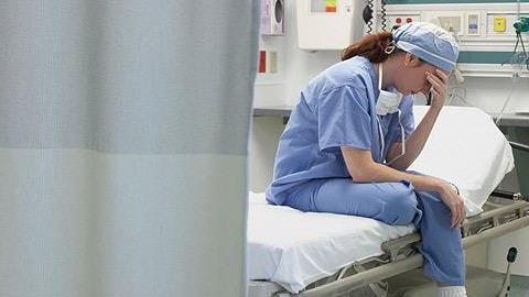 «Δεν θα είμαι ποτέ ο ίδιος άνθρωπος μετά απ' αυτό»: τα ψυχικά τραύματα των εργαζόμενων στην υγεία