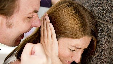 «Η λεκτική βία που δεχόμουν από τον άντρα μου έγινε χειρότερη από την καραντίνα και μετά»