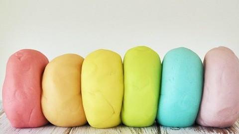 Συνταγές για παιδιά: σπιτική πλαστελίνη που μετά το παιχνίδι μπορείς να τη φας