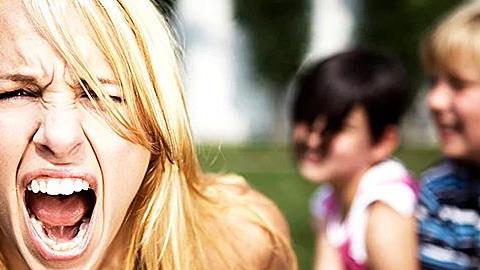 Γιατί οι μαμάδες θυμώνουν πιο εύκολα απ’ τους μπαμπάδες (κι έχουν και δίκιο);