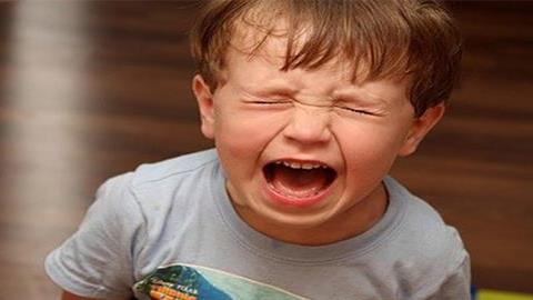 Είναι δυνατόν να φταίει το παιδί για τις αταξίες και όχι ο ενήλικας που το προσέχει και δεν βάζει όρια;